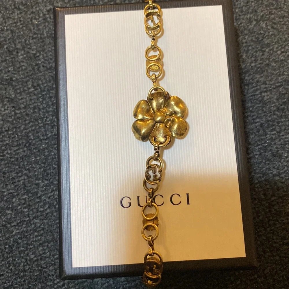 Gucci Floral Metal Bracelet in aged gold - Picture 2 of 11